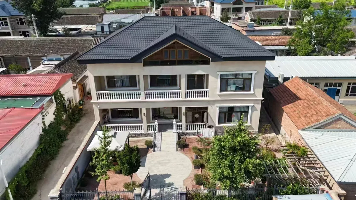 Stone coated metal roof tile profile and stone-chip finish